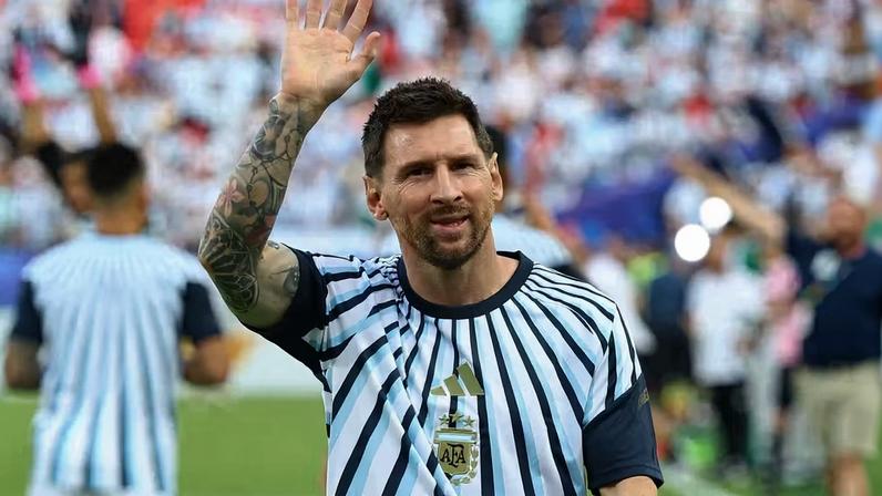 Lionel Messi, da Argentina , acena para os torcedores durante o aquecimento antes da partida — Foto: REUTERS/Bernadett Szabo
