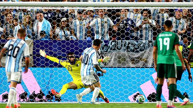 Messi marca o segundo gol da Argentina contra a Argélia — Foto: REUTERS/Claudia Greco