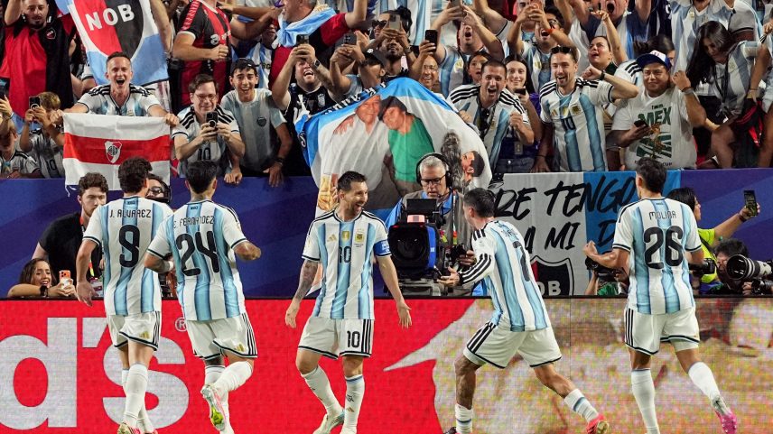 Messi comemora um dos gols da Argentina contra a Argélia na Copa do Mundo — Foto: IMAGN IMAGES via Reuters/Denny Medley