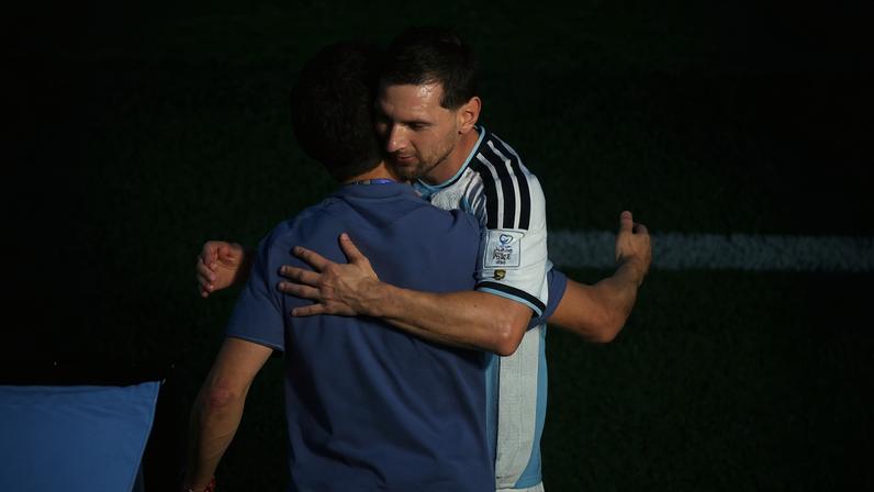 Messi cumprimenta Scaloni em Argentina x Argélia, na Copa do Mundo — Foto: REUTERS/Siphiwe Sibeko