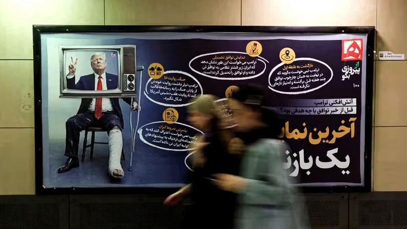 Iranianos em Teerã passam por cartaz ridicularizando o presidente dos EUA, Donald Trump