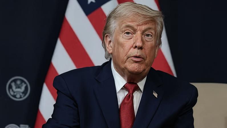 Trump em reunião bilateral na cúpula do G7, na França — Foto: REUTERS/Evelyn Hockstein