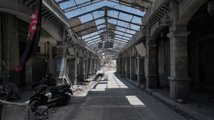 Vista de uma rua de lojas danificada por ataques israelenses, em Nabatieh, Líbano , 17 de junho de 2026