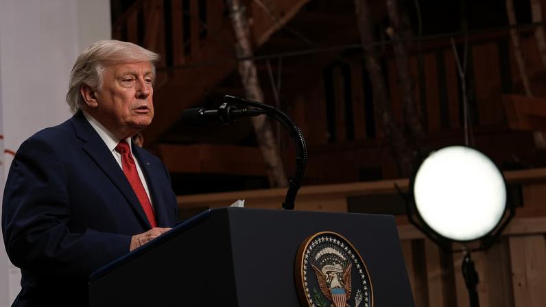 Donald Trump dá entrevista à imprensa durante a cúpula do G7 na França. — Foto: Reuters/Evelyn Hockstein