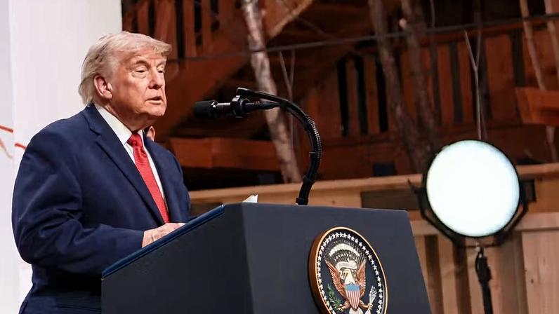 Trump durante entrevista coletiva após cúpula do G7 na França — Foto: Evelyn Hockstein/Reuters