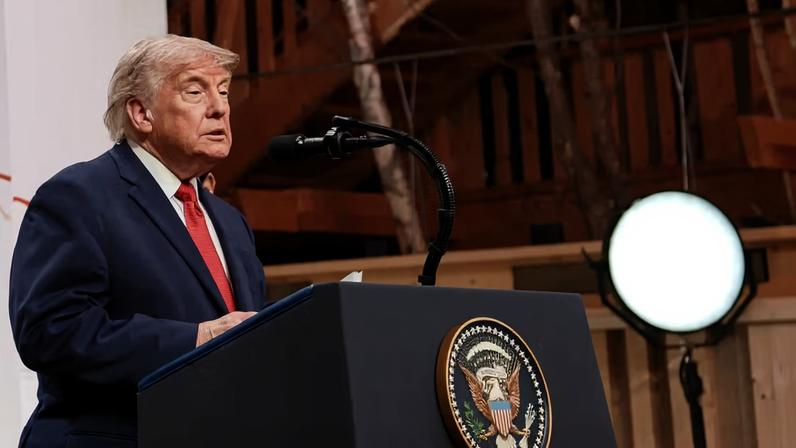 Donald Trump dá entrevista à imprensa durante a cúpula do G7 na França. — Foto: Reuters/Evelyn Hockstein