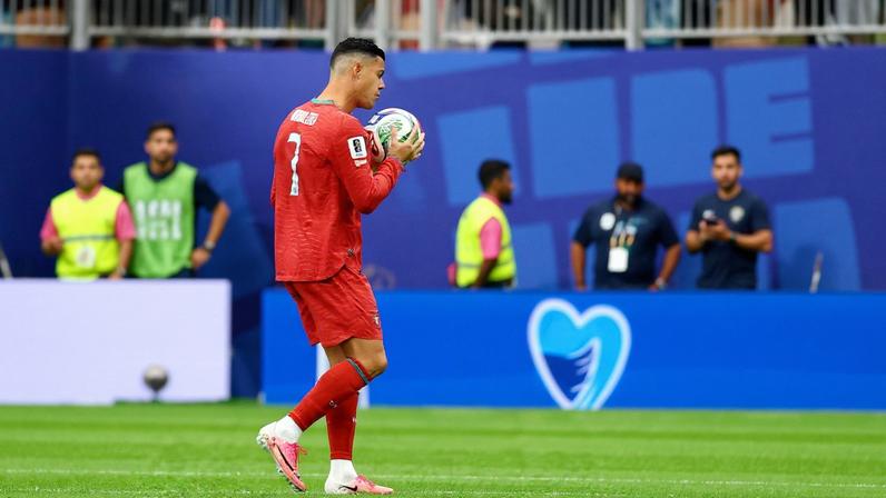 Cristiano Ronaldo beija a bola na estreia de Portugal na Copa do Mundo — Foto: Reuters