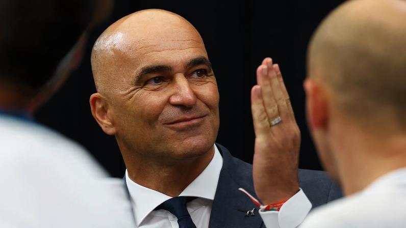 Roberto Martínez, técnico de Portugal, com a pulseira em homenagem a Diogo Jota — Foto: Reuters