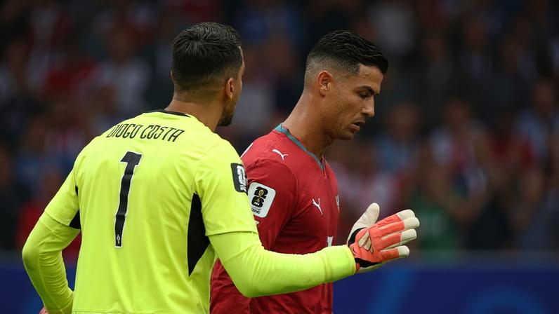 Cristiano Ronaldo e Diogo Costa, de Portugal , parecem desanimados após Yoane Wissa, da RD Congo, marcar seu primeiro gol — Foto: REUTERS/Pedro Nunes