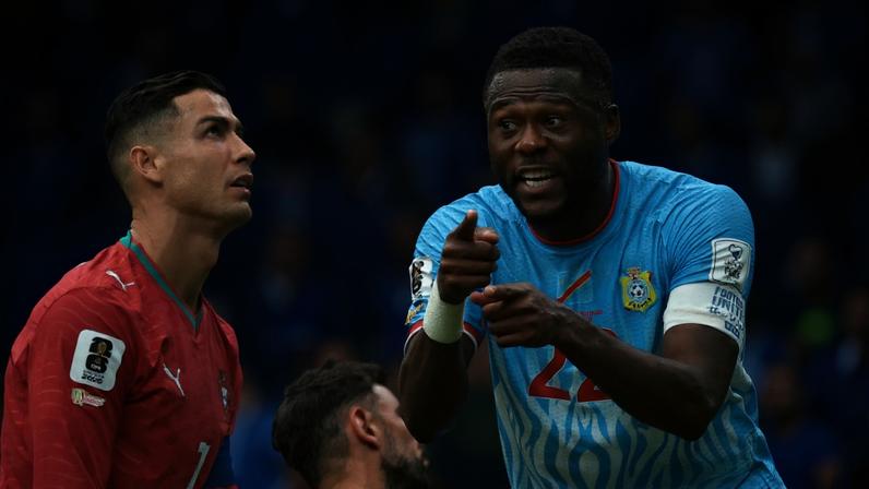 Cristiano Ronaldo e Mbemba, capitão congolês, durante duelo na Copa do Mundo — Foto: IMAGN IMAGES via Reuters/Troy Taormina