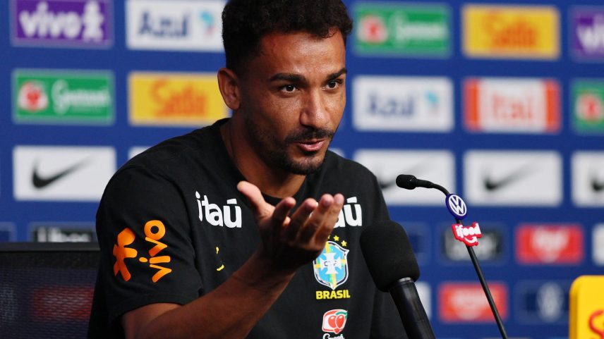 Danilo entrevista coletiva Seleção — Foto: Caean Couto/Reuters