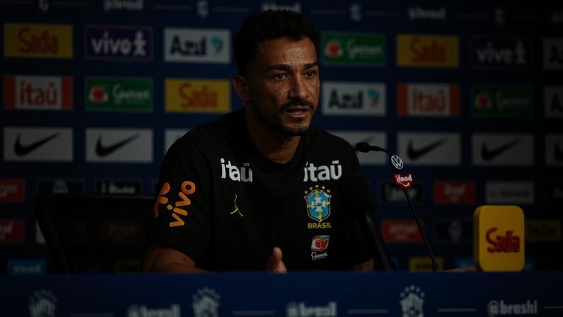 Danilo entrevista coletiva Seleção — Foto: Caean Couto/Reuters