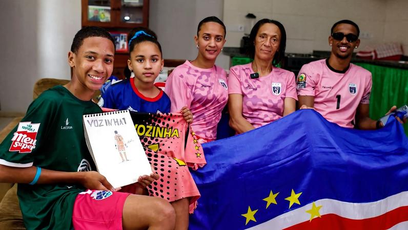 Ana Candida Evora, mãe do goleiro cabo-verdiano Vozinha, posa para uma foto com outros membros da família durante uma entrevista à Reuters, em sua casa no Mindelo, em São Vicente, Cabo Verde 16 de junho de 2026 REUTERS/Davidson Alves