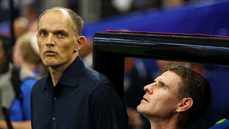 Thomas Tuchel e auxiliar Anthony Barry — Foto: REUTERS/Kai Pfaffenbach