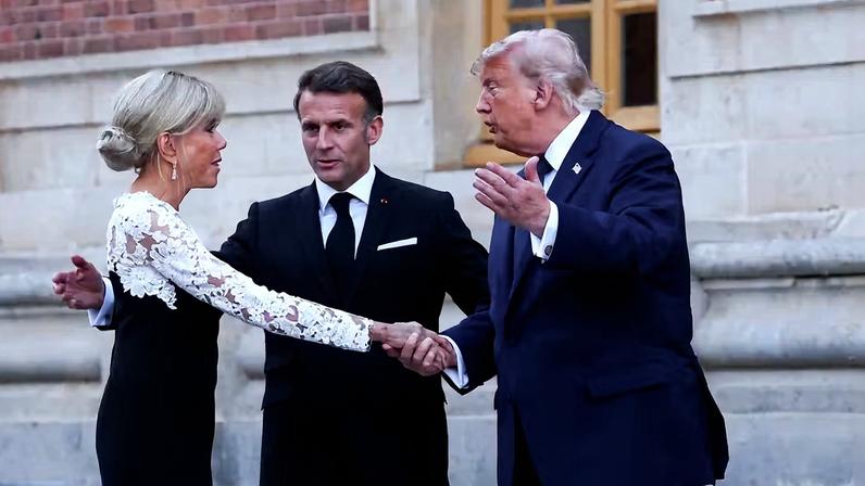 O presidente francês Emmanuel Macron e sua esposa Brigitte Macron recebem Donald Trump para um jantar em comemoração ao 250º aniversário da independência dos EUA no Palácio de Versalhes — Foto: Gonzalo Fuentes/Reuters