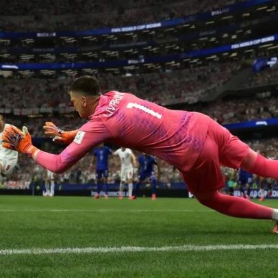 Pênalti de Kane é mandado voltar pelo VAR após defesa de goleiro croata