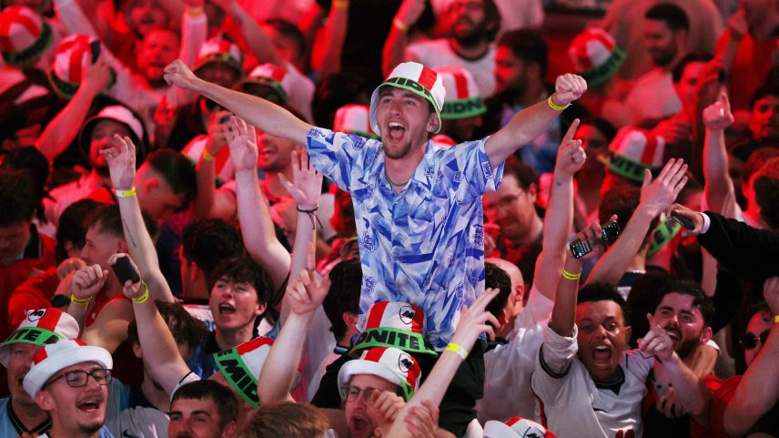 Harry Kane ouve torcida cantando Wonderwall, do Oasis, após o jogo — Foto: REUTERS/Issei Kato