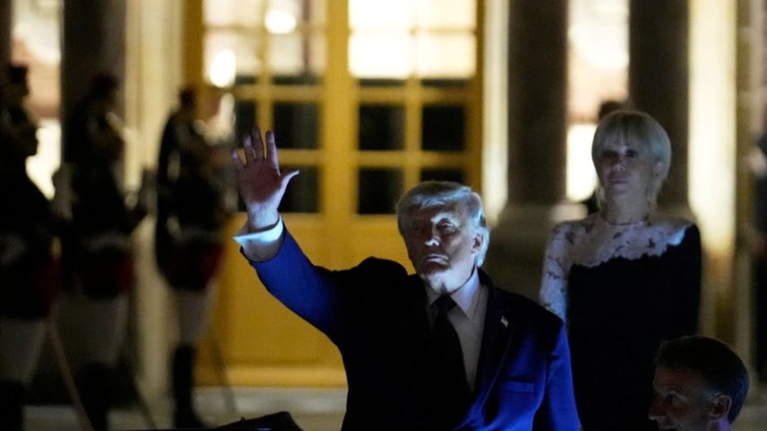 Trump deixa Versalhes após assinar acordo com o Irã — Foto: Michel Euler/Reuters