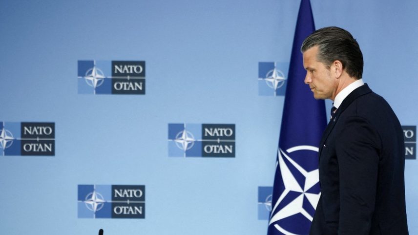 O secretário de Defesa dos EUA, Pete Hegseth, conversa com a imprensa no dia da reunião dos ministros da Defesa da OTAN, na sede da aliança em Bruxelas, Bélgica, em 18 de junho de 2026