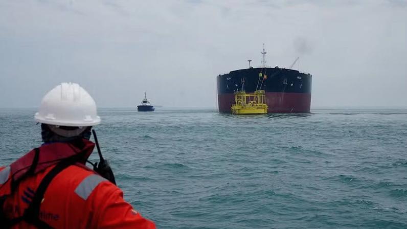 Petroleiro navega pelo Estreito de Ormuz — Foto: REUTERS/Mohammed Aty