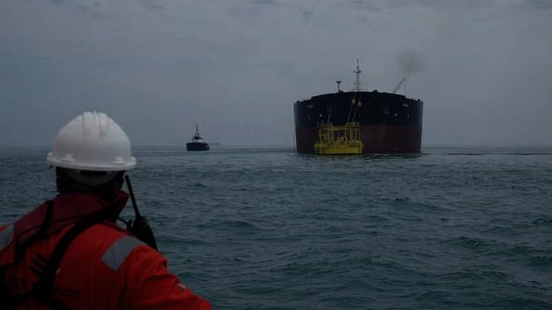 FOTO DE ARQUIVO: O petroleiro HELGA está atracado em um dos terminais petrolíferos offshore do sul do Iraque, perto de Basra, enquanto se prepara para carregar petróleo bruto, tornando-se o segundo navio a chegar desde o fechamento do Estreito de Ormuz , em 24 de abril de 2026