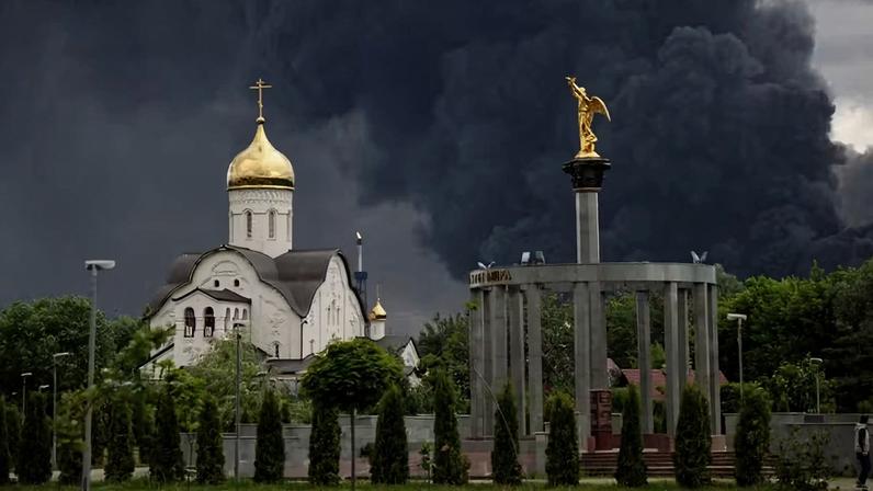 Fumaça sobe de uma refinaria de petróleo após um ataque de drone ucraniano no decorrer do conflito entre Rússia e Ucrânia, em Moscou , Rússia, 18 de junho de 2026, nesta imagem obtida das redes sociais — Foto: REDES SOCIAIS/via REUTERS
