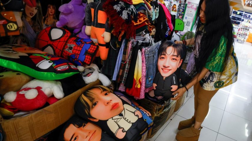 Um vendedor exibe mercadorias coreanas na Plaza Garibaldi, enquanto o vínculo entre a Coreia e o México, uma das conexões geoculturais mais incomuns do mundo, continua a crescer, com a influência coreana ganhando terreno apesar da distância, das barreiras linguísticas e de uma diferença de fuso horário de 15 horas, em Monterrey, México, 17 de junho de 2026