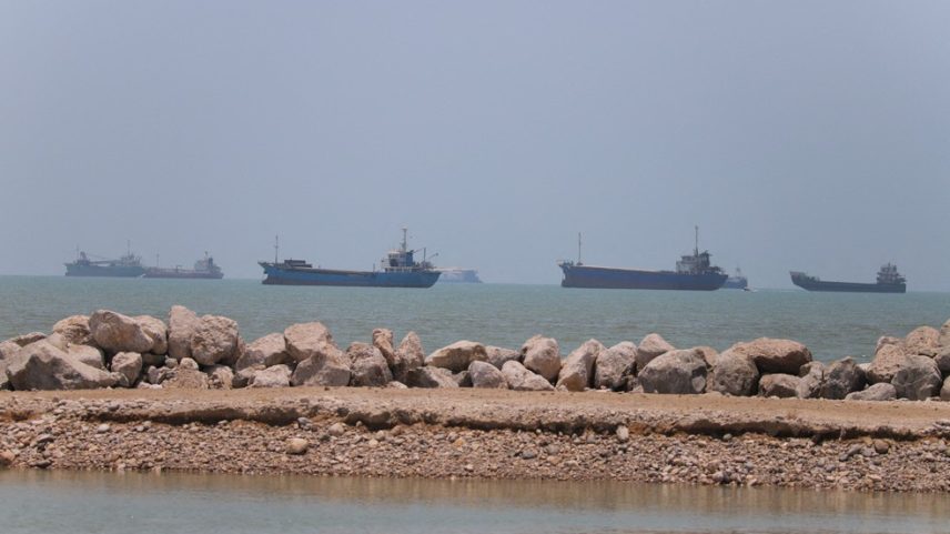 Navios ancorados no Estreito de Ormuz — Foto: Amirhosein Khorgooi/ISNA/Reuters via WANA