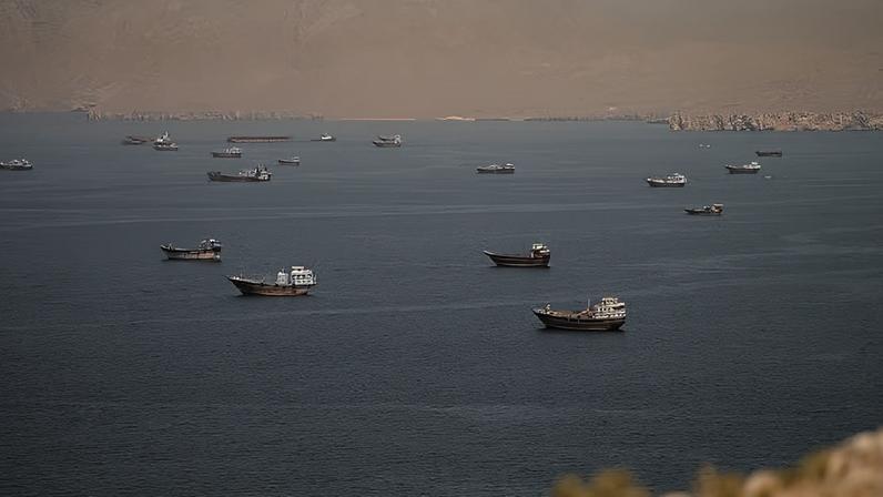 Navios no Estreito de Ormuz em 18 de junho de 2026. — Foto: Reuters/Stringer