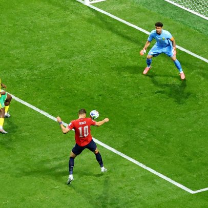 Atacante da República Tcheca perde gol e reclama da iluminação do estádio
