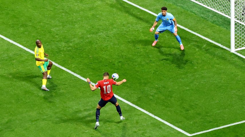 Patrik Schick erra o cabeceio e perde gol em República Tcheca x África do Sul — Foto: REUTERS/Bernadett Szabo
