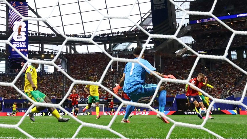 Gol de Sadilek sobre a África do Sul — Foto: REUTERS/Claudia Greco