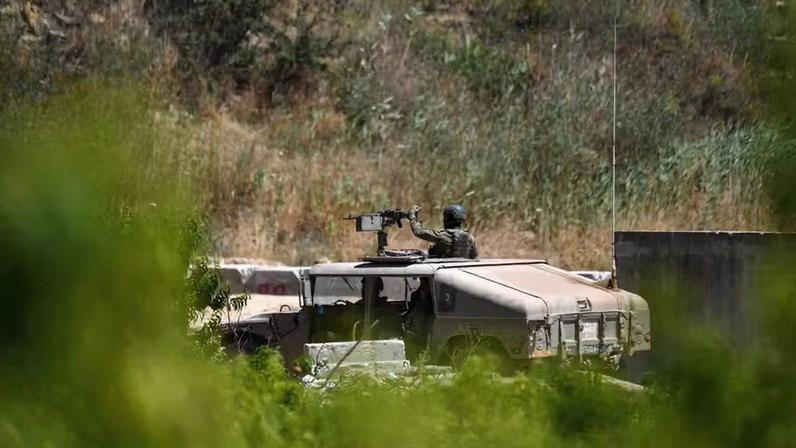 Veículos militares israelenses trafegam em uma estrada israelense perto da fronteira entre Israel e Líbano , no norte de Israel, em 18 de junho de 2026