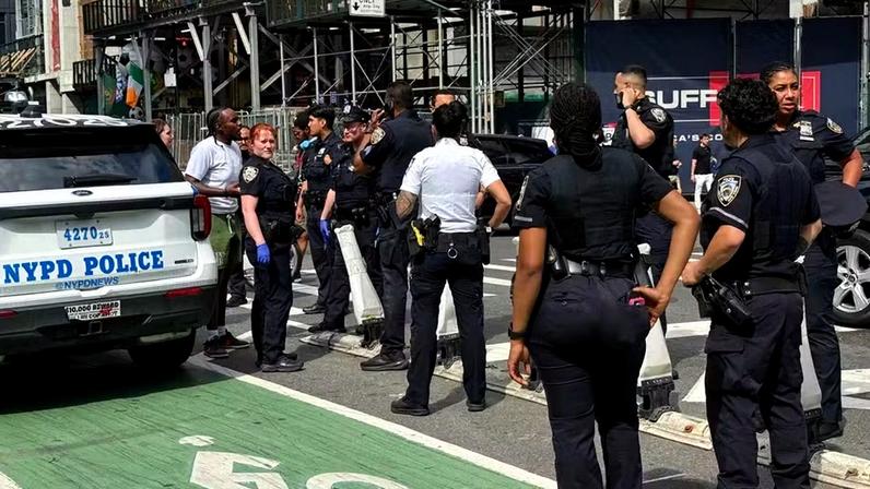 Policiais do Departamento de Polícia de Nova York se reúnem na Times Square após tiros serem sido ouvidos em 18 de junho de 2026. — Foto: REUTERS/Andrew Hofstetter