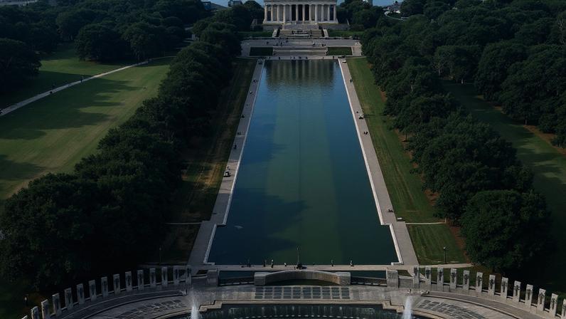Montagem de fotos mostra espelho d'água do Lincoln Memorial, em Washington D.C., nos Estados Unidos, em 12, 16 e 18 de junho de 2026, após reformas na piscina refletora para pintá-la de azul. — Foto: REUTERS/Eric Lee/Evan Vucci/Annabelle Gordon