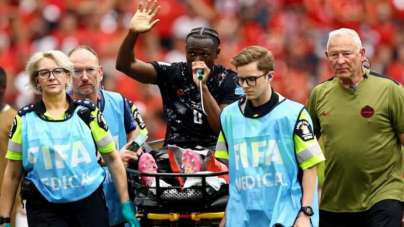 Koné sai de maca após quebrar a perna em Canadá x Catar — Foto: REUTERS/Agustin Marcarian TPX IMAGES OF THE DAY