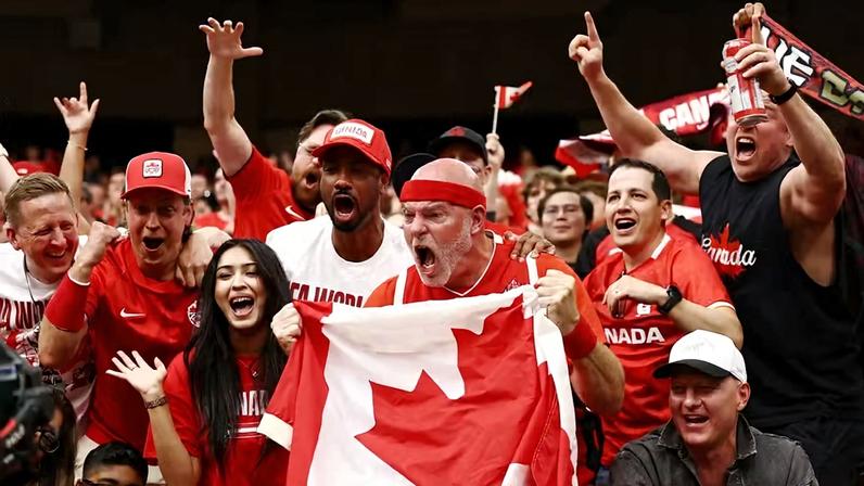 Torcedores canadenses comemoram após Jonathan David marcar o sexto gol na Copa do Mundo — Foto: Reuters/ Lee Smith