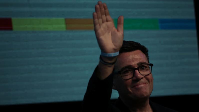 O recém-eleito deputado por Makerfield Andy Burnham, do Partido Trabalhista britânico, reage após sua vitória na eleição suplementar do distrito, convocada após a renúncia do deputado trabalhista John Simons, no The Edge Wigan, em Wigan, Reino Unido, em 19 de junho de 2026. REUTERS/Temilade Adelaja