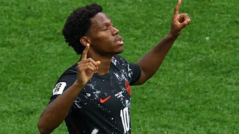 Jonathan David comemora um dos seus três gols contra o Catar — Foto: Albert Gea/Reuters