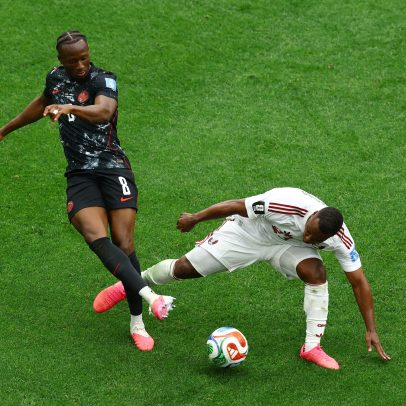 Fratura de Koné assusta estádio; jogador sorri e explicam gravidade do trauma