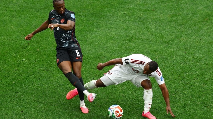 Fratura de Koné assustou o estádio, mas jogador saiu sorrindo; veja explicações