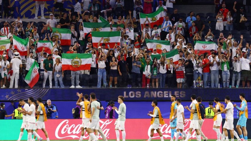 Torcedores iranianos comemoram após a partida. — Foto: REUTERS/Matthew Childs/Foto de Arquivo