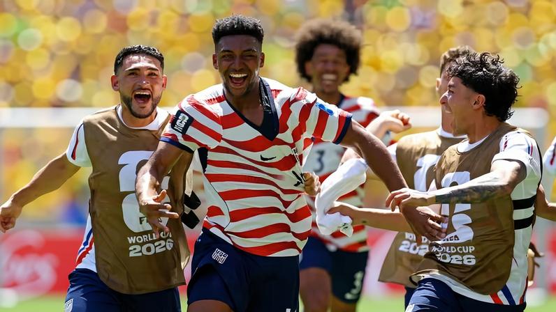 Alex Freeman comemora seu gol em Estados Unidos x Austrália pela Copa do Mundo 2026 — Foto: REUTERS/Albert Gea