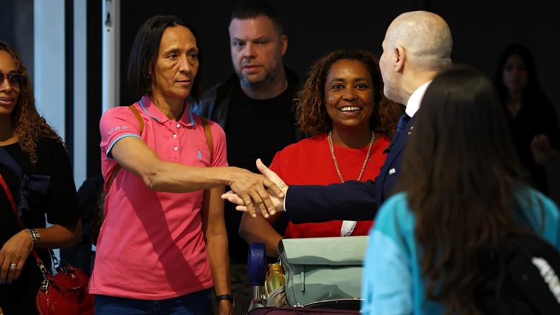 Ana Cândida Évora, mãe do goleiro Vozinha, desembarca em Miami — Foto: Reuters
