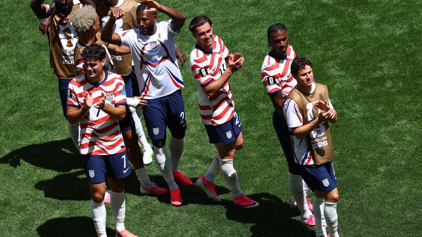 Jogadores dos Estados Unidos agradecem apoio da torcida após vitória sobre a Austrália — Foto: REUTERS/Agustin Marcarian