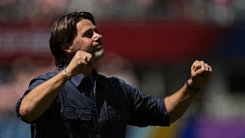 Mauricio Pochettino festeja vitória dos EUA com torcedores — Foto: Reuters/Troy Wayrynen