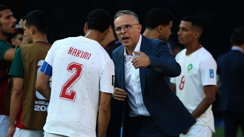 Mohamed Ouahbi conversa com Hakimi durante Escócia x Marrocos — Foto: REUTERS/Peter Cziborra