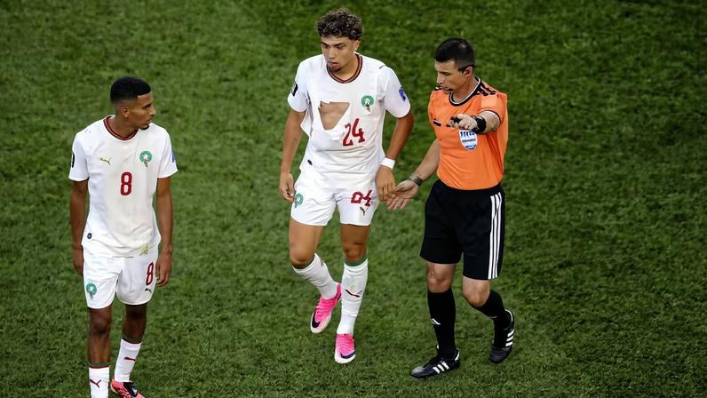 El Aynaoui teve camisa rasgada durante Escócia x Marrocos — Foto: REUTERS/Brian Snyder