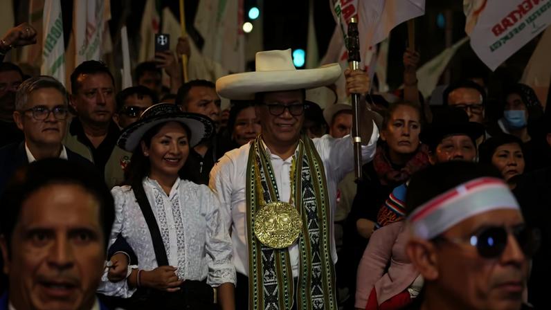 O candidato presidencial de esquerda do Peru, Roberto Sánchez, lidera apoiadores em um protesto após alegar irregularidades na autoridade eleitoral, em Lima, Peru, 19 de junho de 2026 — Foto: REUTERS/Alessandro Cinque