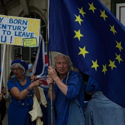Manifestantes em Londres comemoram 10 anos do Brexit e pedem retorno à UE